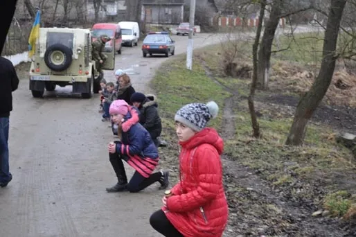 У зоні АТО загинув 41-річний боєць з Івано-Франківщини. 17-19 лютого оголошено Днями жалоби. Тіло Героя прикарпатці зустрічали стоячи на колінах — фото 10