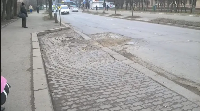 В Івано-Франківську "кишеня" на автобусній зупинці по вулиці Чорновола перебуває у жахливому стані — фото 1