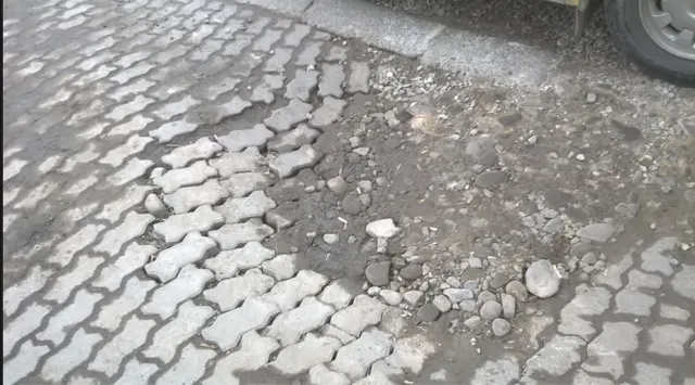 В Івано-Франківську "кишеня" на автобусній зупинці по вулиці Чорновола перебуває у жахливому стані — фото 2