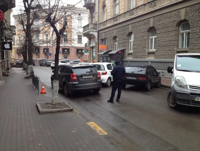 На одній із вулиць Франківська, через ДТП, обмежено рух транспорту — фото 1