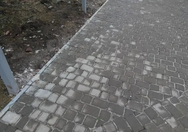 Франківець скаржиться на те, що на кольці Чорновола-Довжeнка комунальники погано постелили бруківку — фото 1
