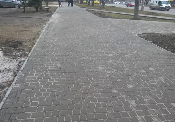 Франківець скаржиться на те, що на кольці Чорновола-Довжeнка комунальники погано постелили бруківку — фото 2