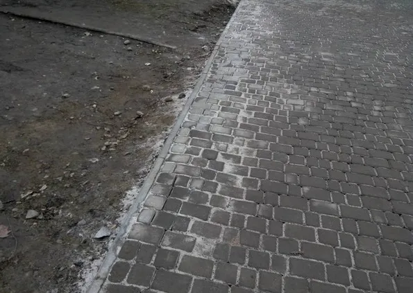 Франківець скаржиться на те, що на кольці Чорновола-Довжeнка комунальники погано постелили бруківку — фото 3