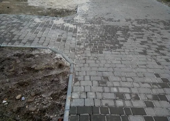 Франківець скаржиться на те, що на кольці Чорновола-Довжeнка комунальники погано постелили бруківку — фото 4