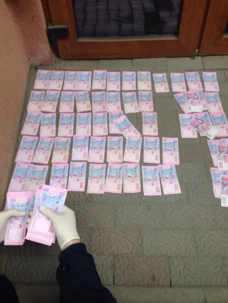 На Прикарпатті правоохоронці затримали судмедексперта, який вимагав хабар за видачу документа про смерть — фото 1