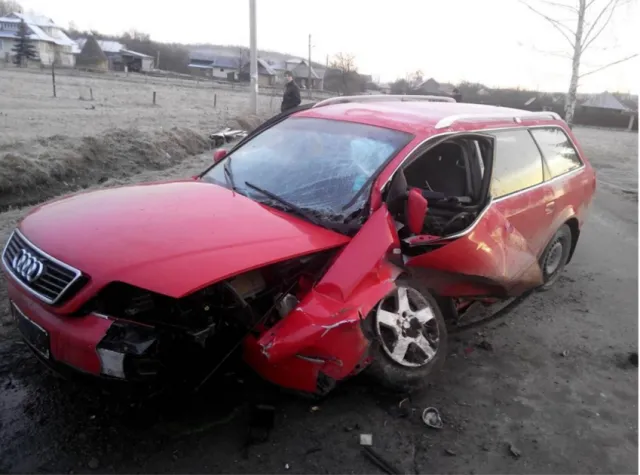 На Прикарпатті ДТП: водій автомобіля з'їхав у кювет, дві людини в лікарні — фото 1