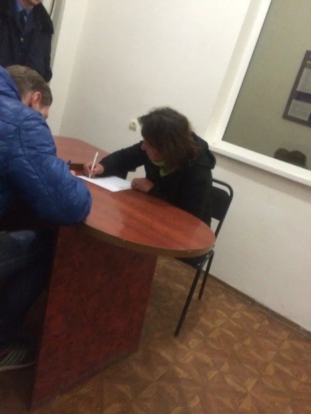 У Франківську затримали жінку, яка крала квіти з могил загиблих Героїв України, зокрема із пам'ятника Роману Гурику — фото 1