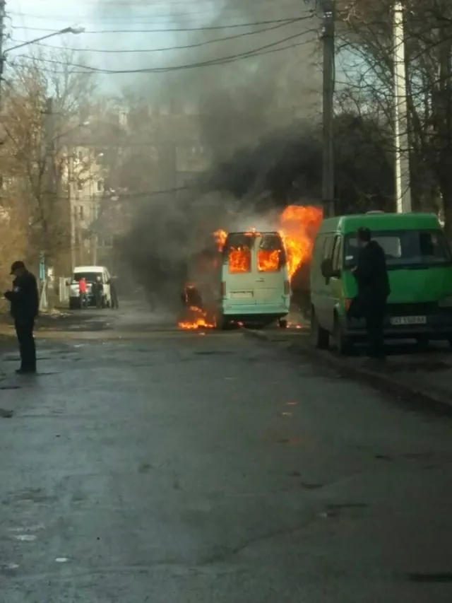 У Франківську поблизу «Хлібокомбінату» загорівся мікроавтобус — фото 1