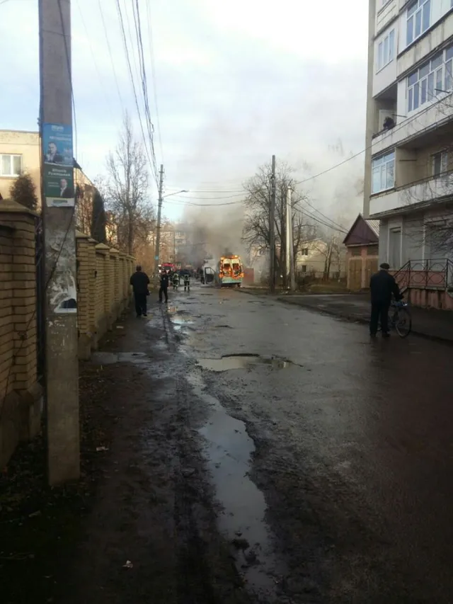 У Франківську поблизу «Хлібокомбінату» загорівся мікроавтобус — фото 2
