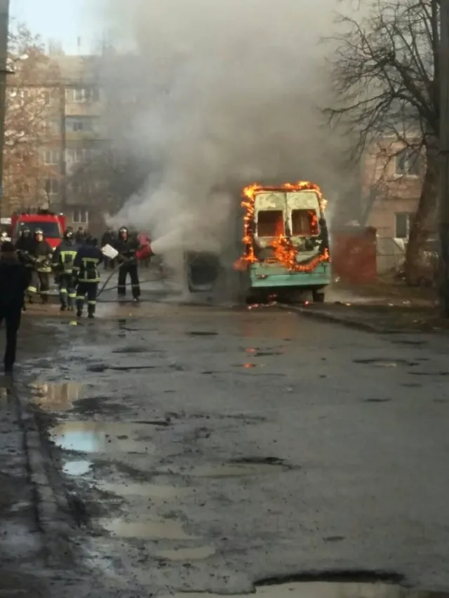 У Франківську поблизу «Хлібокомбінату» загорівся мікроавтобус — фото 3