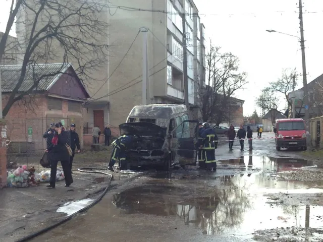 У Франківську поблизу «Хлібокомбінату» загорівся мікроавтобус — фото 5
