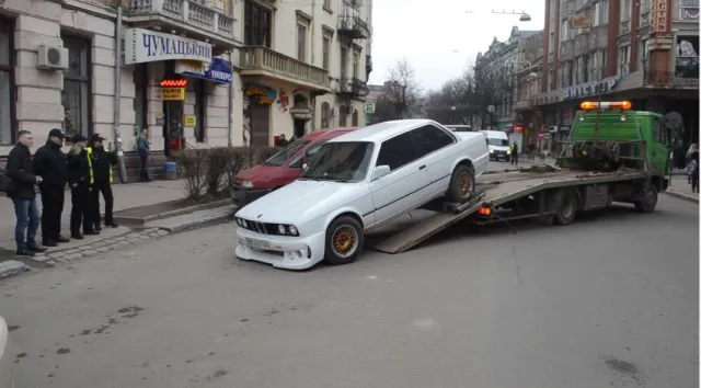 У центрі Франківська патрульні евакуйовували чергового авторагуля: цього разу це біле «BMW» — фото 1