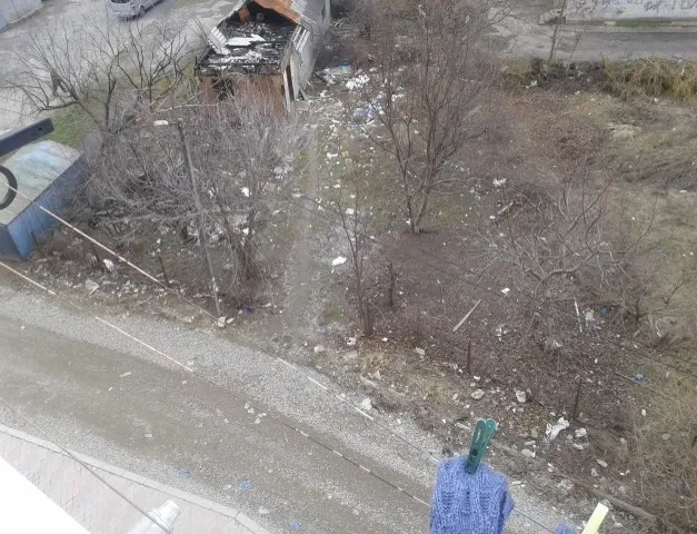Один із дворів Івано-Франківська перетворився на великий смітник — фото 1
