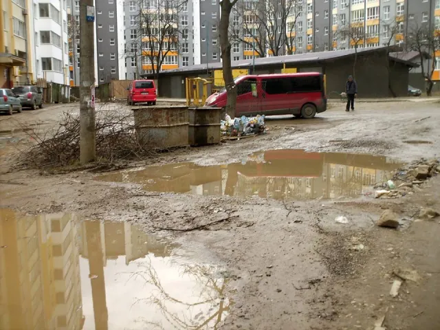 У Франківську скаржаться на кількаметрові калюжі біля дворів — фото 1