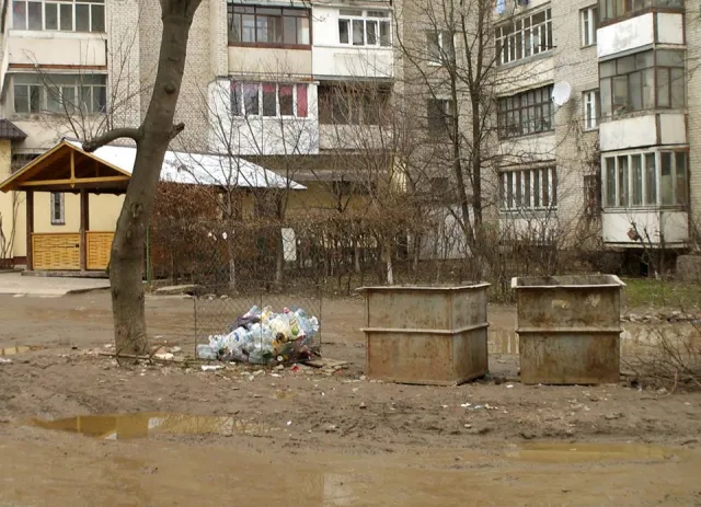 У Франківську скаржаться на кількаметрові калюжі біля дворів — фото 2
