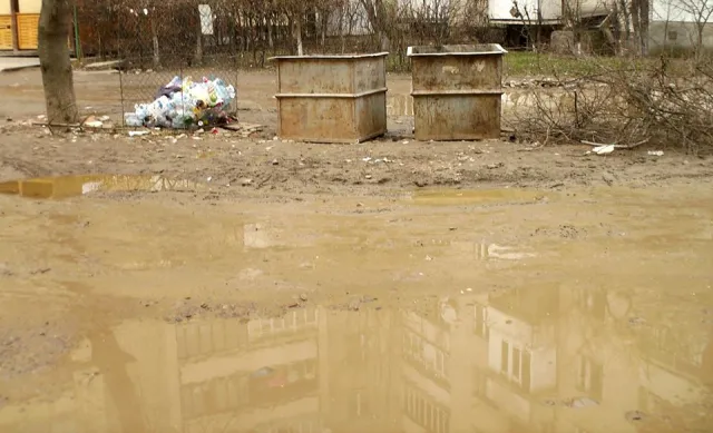 У Франківську скаржаться на кількаметрові калюжі біля дворів — фото 3