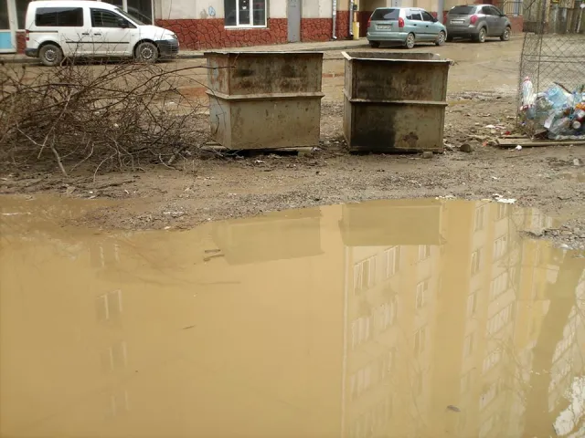 У Франківську скаржаться на кількаметрові калюжі біля дворів — фото 4