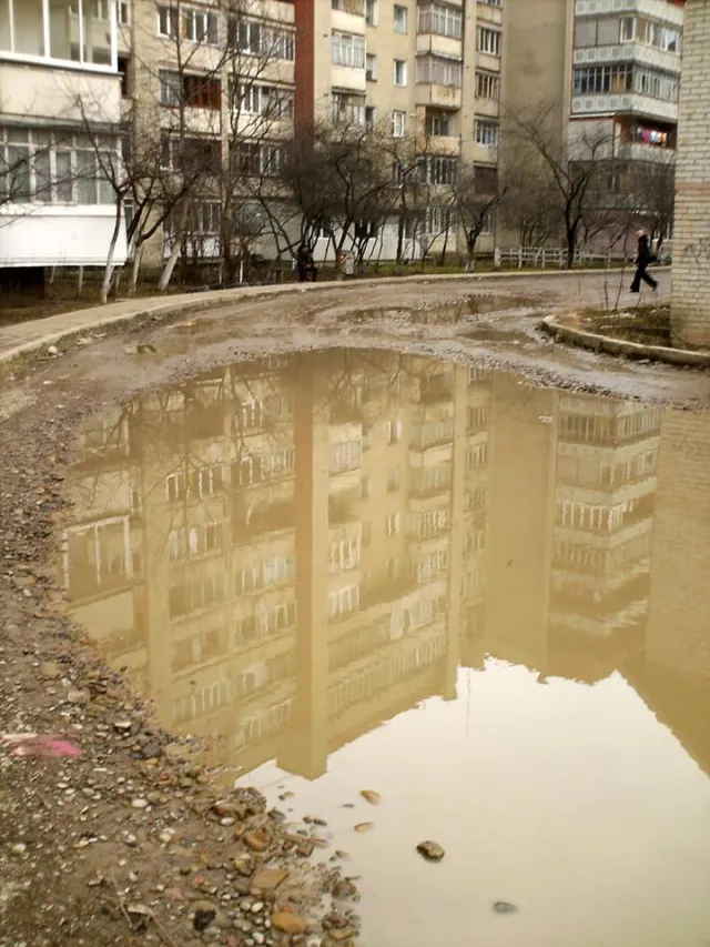 У Франківську скаржаться на кількаметрові калюжі біля дворів — фото 5