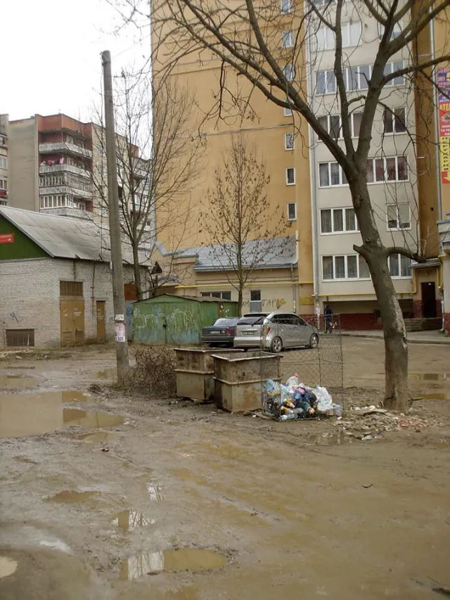 У Франківську скаржаться на кількаметрові калюжі біля дворів — фото 6