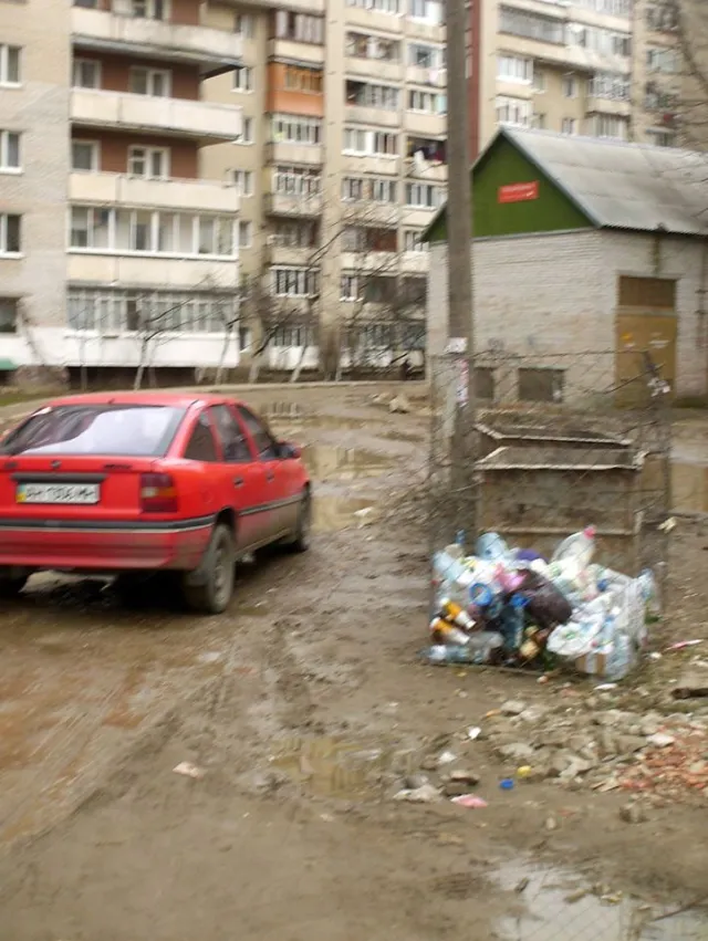У Франківську скаржаться на кількаметрові калюжі біля дворів — фото 8