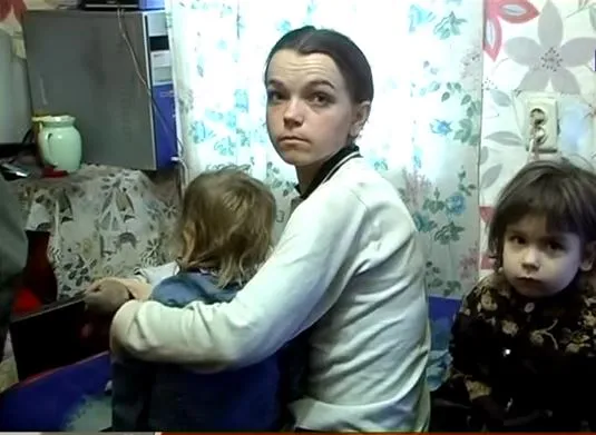 У жінки, яка півтора року тому викинула немовлятко на вулицю, забрали п’ятьох малолітніх дітей — фото 1