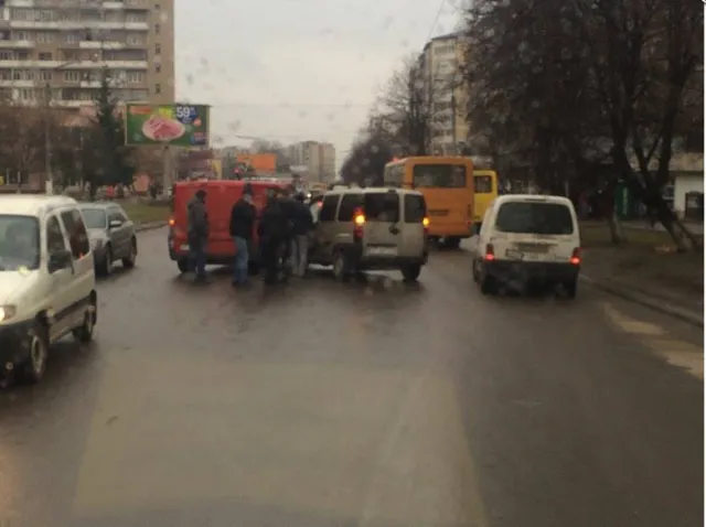 У Івано-Франківську стукнулись два автомобілі — фото 1