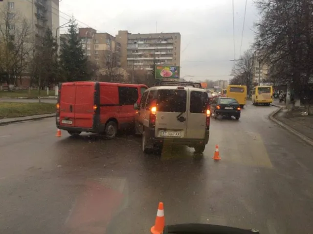 У Івано-Франківську стукнулись два автомобілі — фото 3
