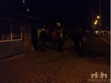 В Івано-Франківську п'яний чоловік намагався проникнути в кіоск. Його та ще трьох молодиків, котрі із-за цього вчинили бійку, затримала патрульна поліція — фото 1
