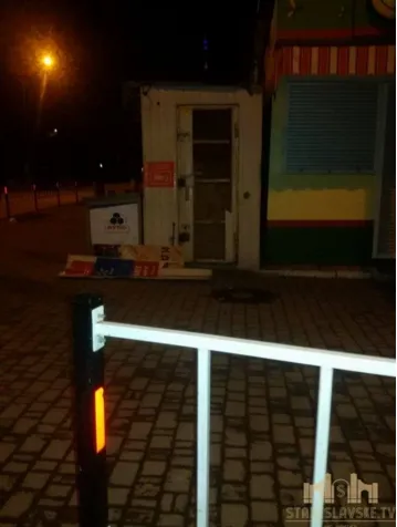 В Івано-Франківську п'яний чоловік намагався проникнути в кіоск. Його та ще трьох молодиків, котрі із-за цього вчинили бійку, затримала патрульна поліція — фото 2