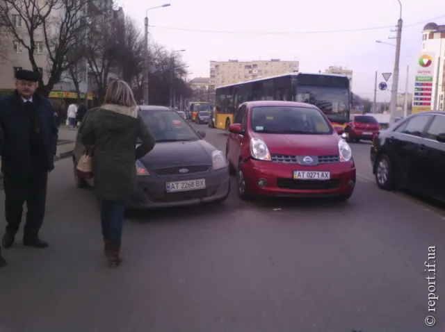 У Франківську на Коновальця зіткнулись два автомобілі — фото 1