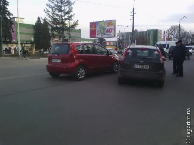 У Франківську на Коновальця зіткнулись два автомобілі — фото 2