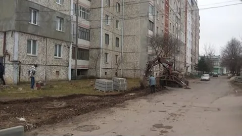 На одній із вулиць Івано-Франківська розпочався ремонт тротуарів та під'їздів — фото 1