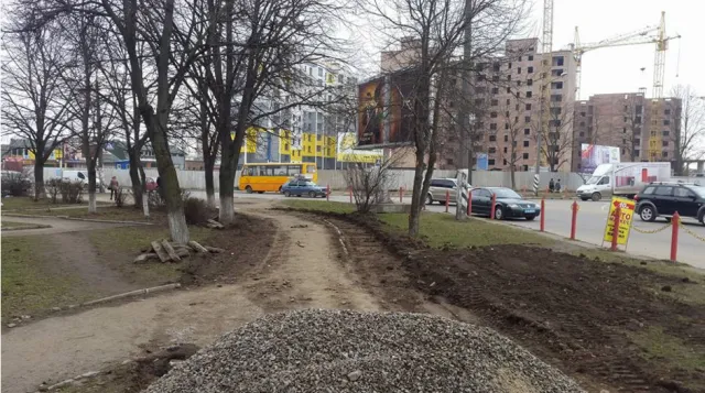 У Франківську на Мазепи місцеві комунальники все ж таки почали облаштовувати жахливий тротуар — фото 1
