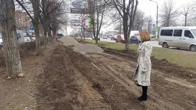 У Франківську на Мазепи місцеві комунальники все ж таки почали облаштовувати жахливий тротуар — фото 2