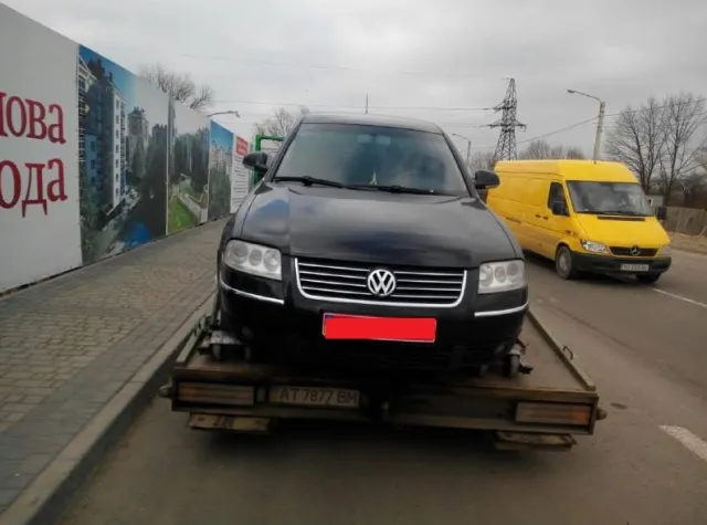 Франківські поліцмеми забрали у місцевого мешканця автомобіль через відсутність на нього документів — фото 1