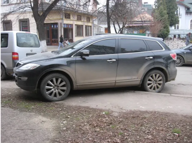 Франківські авторагулі перетворили вулицю Шевченка на безплатну парковку — фото 1
