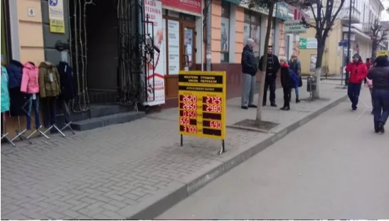 Муніципальна дружина взялась у Коломиї за демонтаж незаконної реклами — фото 1