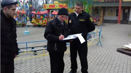 Муніципальна дружина взялась у Коломиї за демонтаж незаконної реклами — фото 2
