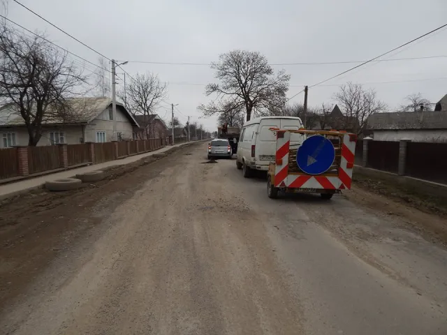 Ремонт дороги на Прикарпатті: за мільйон на дорогу перепало лише три КАМАЗи асфальту — фото 2