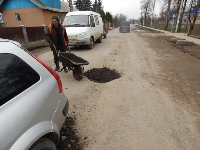 Ремонт дороги на Прикарпатті: за мільйон на дорогу перепало лише три КАМАЗи асфальту — фото 3