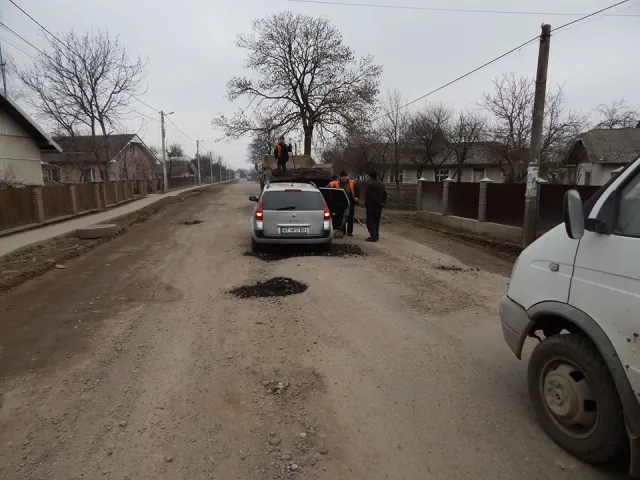 Ремонт дороги на Прикарпатті: за мільйон на дорогу перепало лише три КАМАЗи асфальту — фото 5
