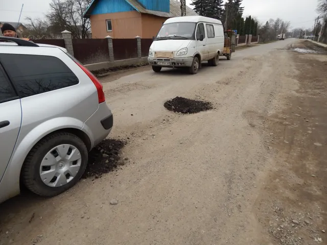 Ремонт дороги на Прикарпатті: за мільйон на дорогу перепало лише три КАМАЗи асфальту — фото 6