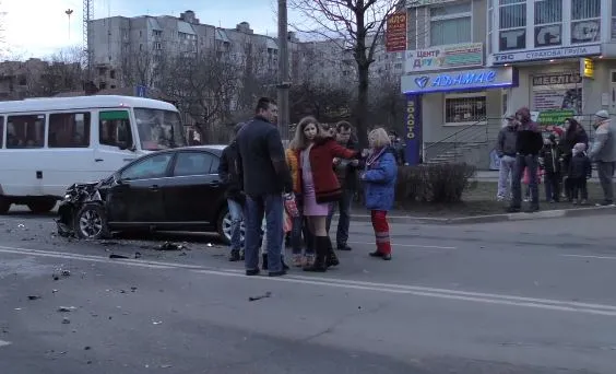 На Прикарпатті зіткнулися дві автівки, двоє постраждалих у лікарні — фото 4