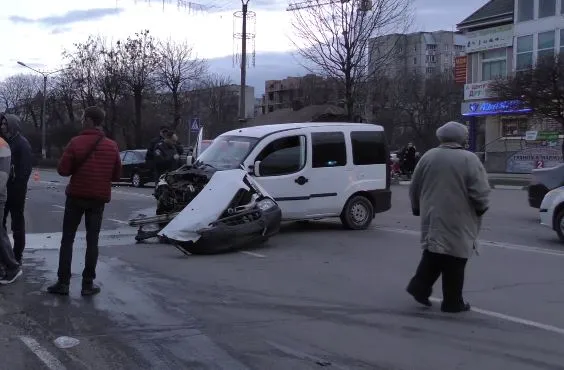 На Прикарпатті зіткнулися дві автівки, двоє постраждалих у лікарні — фото 9