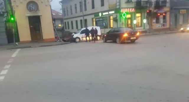У центрі Коломиї екс-прокурор на автомобілі врізався у світлофор — фото 1