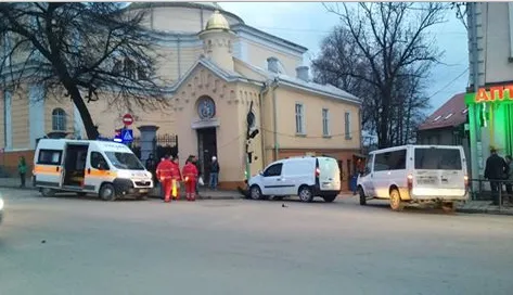 У центрі Коломиї екс-прокурор на автомобілі врізався у світлофор — фото 2