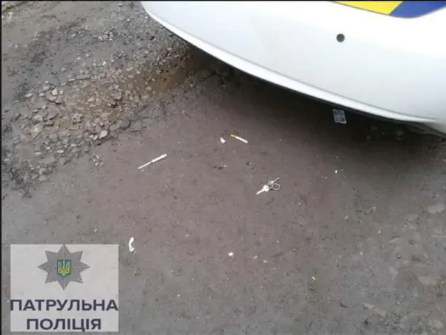 Франківські поліцейські затримали 3-х осіб з шприцом, ймовірно, наркоманів — фото 1