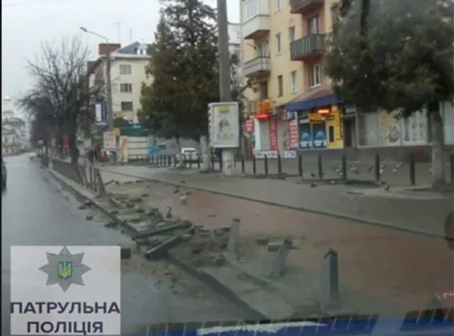 Вночі на Галицькій невідомий пошкодив паркувальні стовпці — фото 1