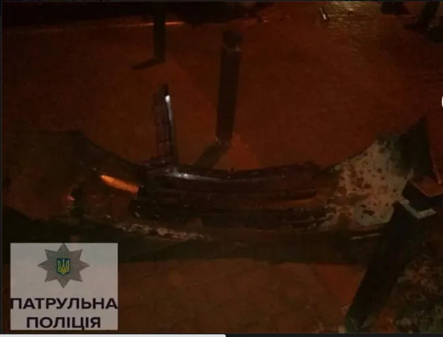 Вночі на Галицькій невідомий пошкодив паркувальні стовпці — фото 2