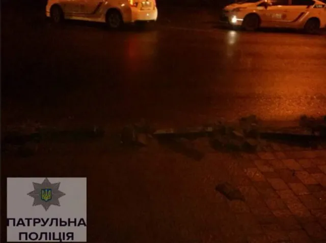 Вночі на Галицькій невідомий пошкодив паркувальні стовпці — фото 3